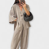 Jacqueline - Casual τοπ με V λαιμόκοψη και παντελόνι δίδυμο