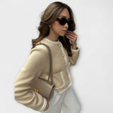 Κλασικό κασκόλ με διακοσμητικές τσέπες